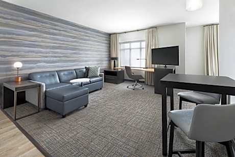 King Studio with Sofa Bed - Hearing Accessible