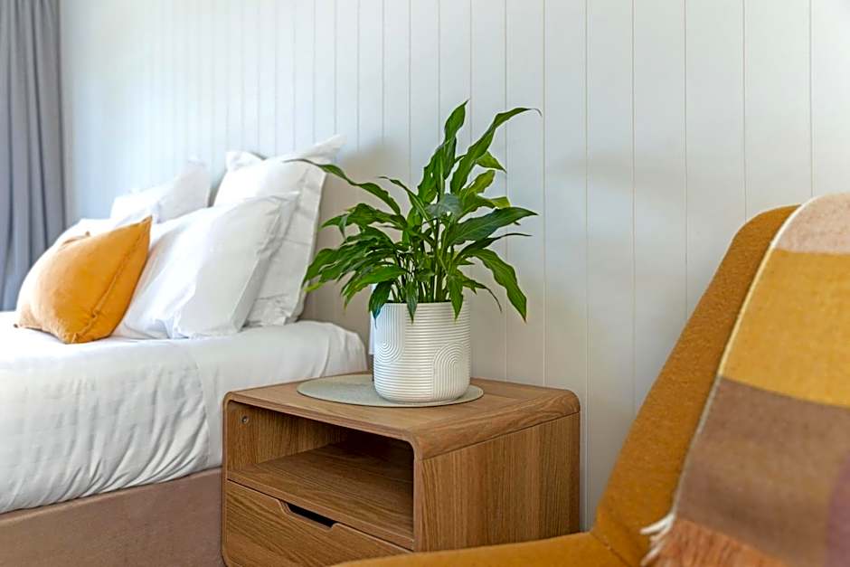 Whispering Sands Beachfront Motel