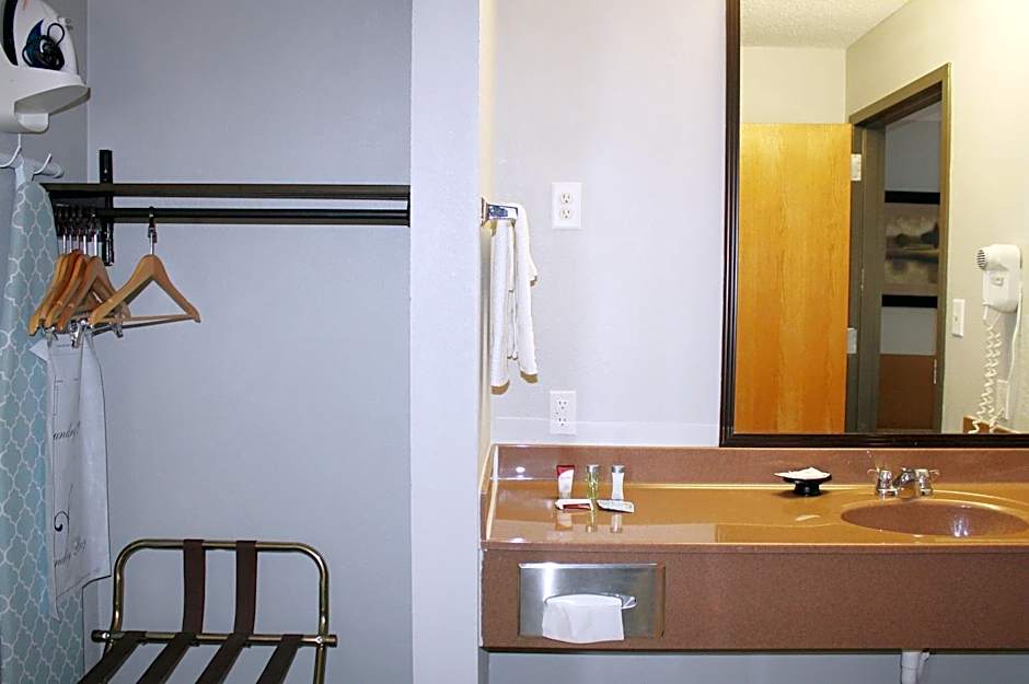 Greenlight Inn & Suites St James