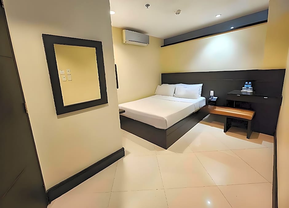 Green Glass Hotel