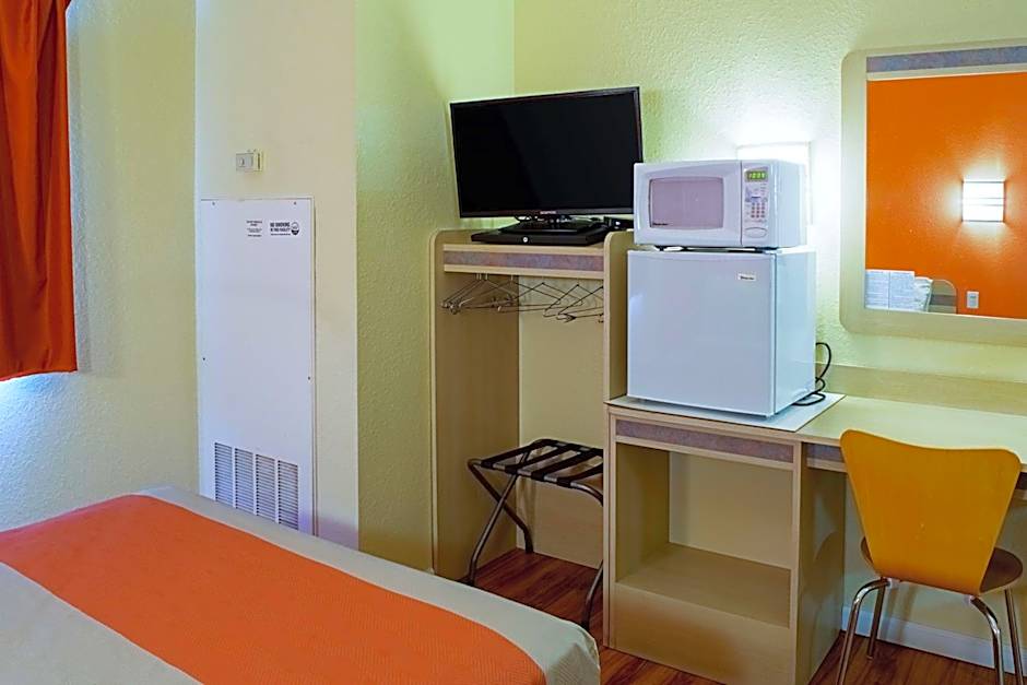 Motel 6-Seymour, IN - North