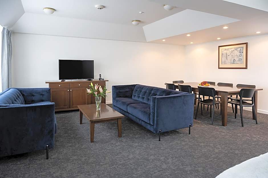 Bay Plaza Hotel