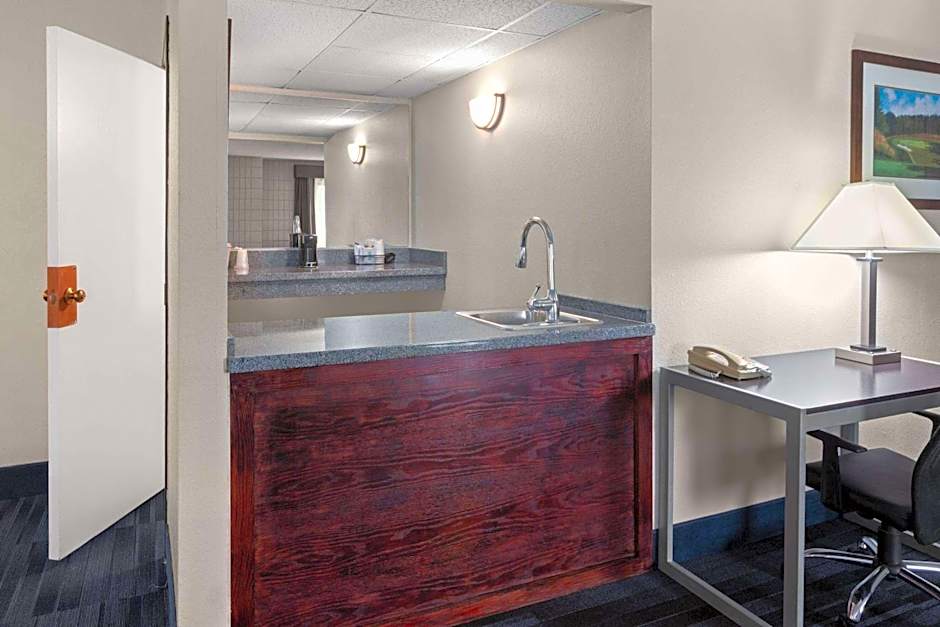Baymont Inn and Suites by Wyndham Farmington, MO