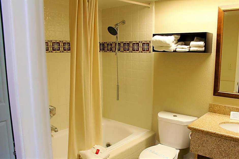 Howard Johnson by Wyndham Santa Cruz Beach Boardwalk
