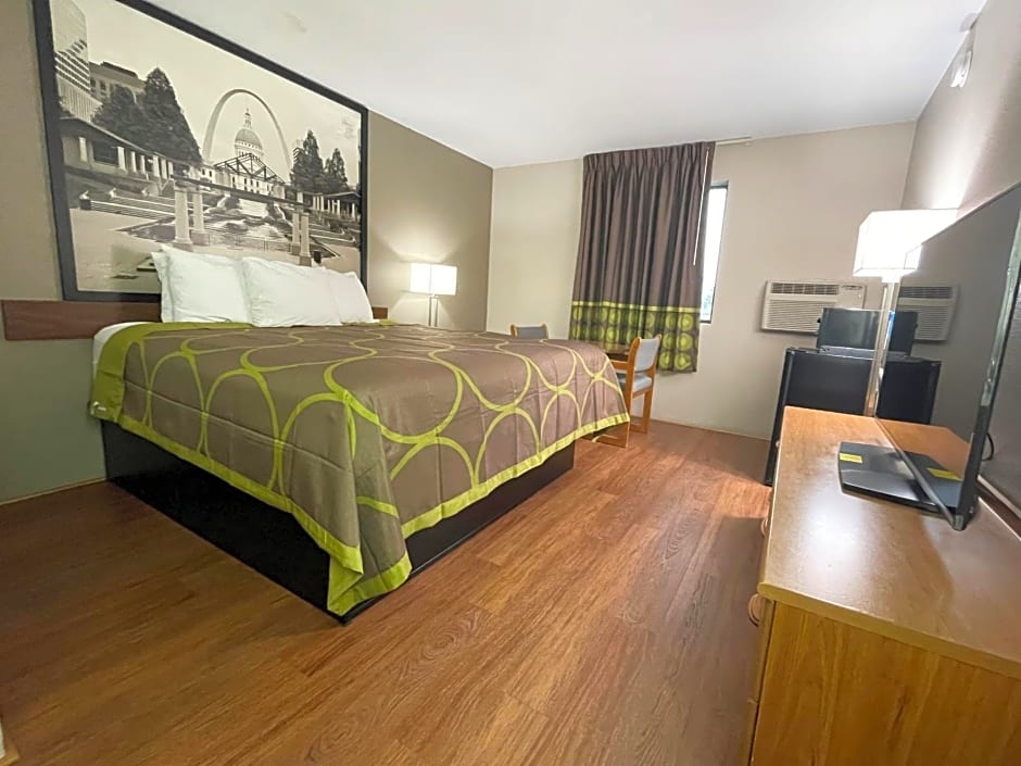 Super 8 by Wyndham Eureka/Six Flags Nearby
