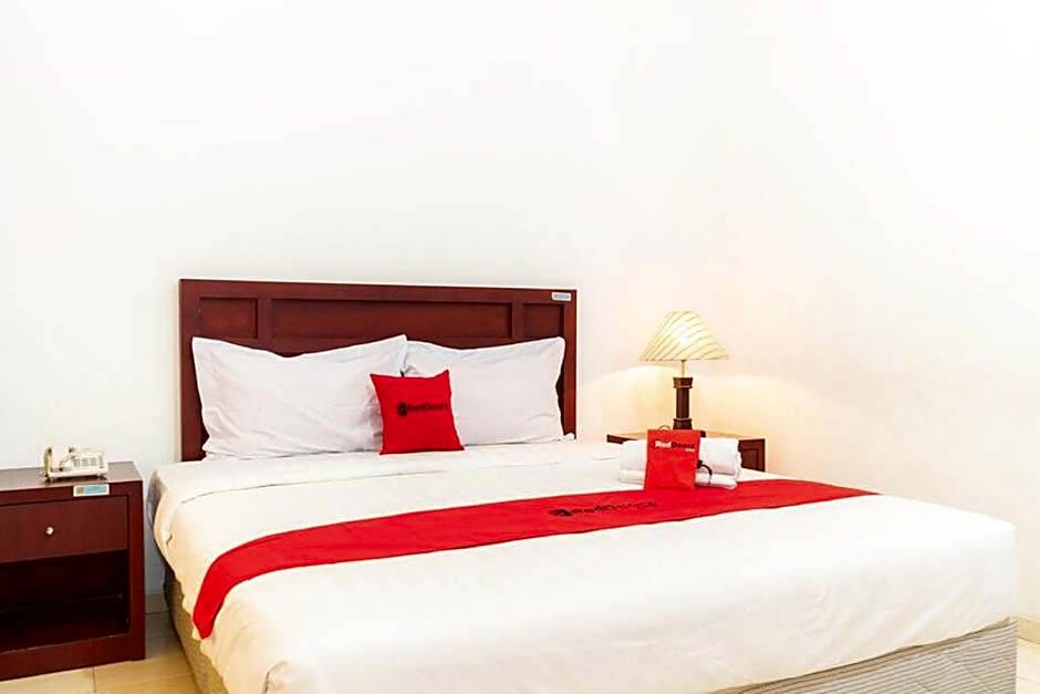 RedDoorz Plus Syariah near Java Supermall Semarang 2