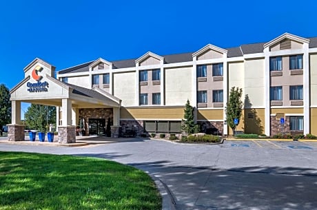 Comfort Inn & Suites Near Worlds of Fun