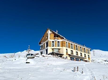 RezoHut Hotel 