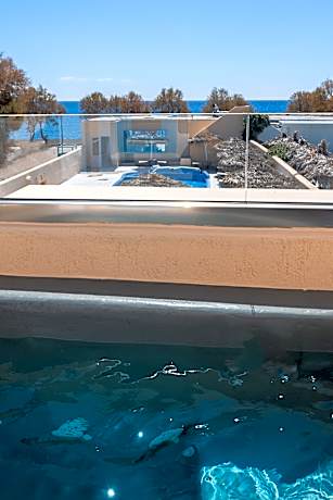 DELUXE WITH OUTDOOR HOT TUB