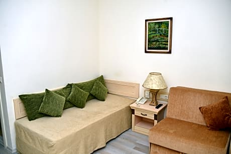 FAMILY CONNECTING ROOM