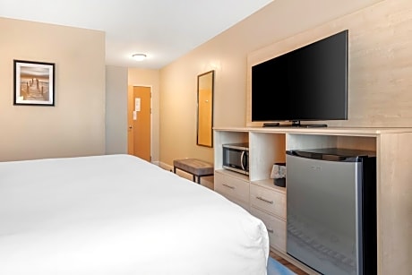Large King Room with Roll-In Shower - Disability Access/Non Smoking