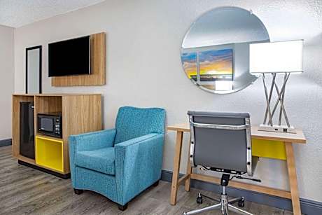 King Room with Sofa Bed and Roll-In Shower - Mobility/Hearing Accessible - Non-Smoking