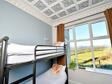 4 Bed Private Room Shared Bathroom