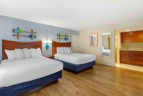 Deluxe Two Queen Beds with Kitchen