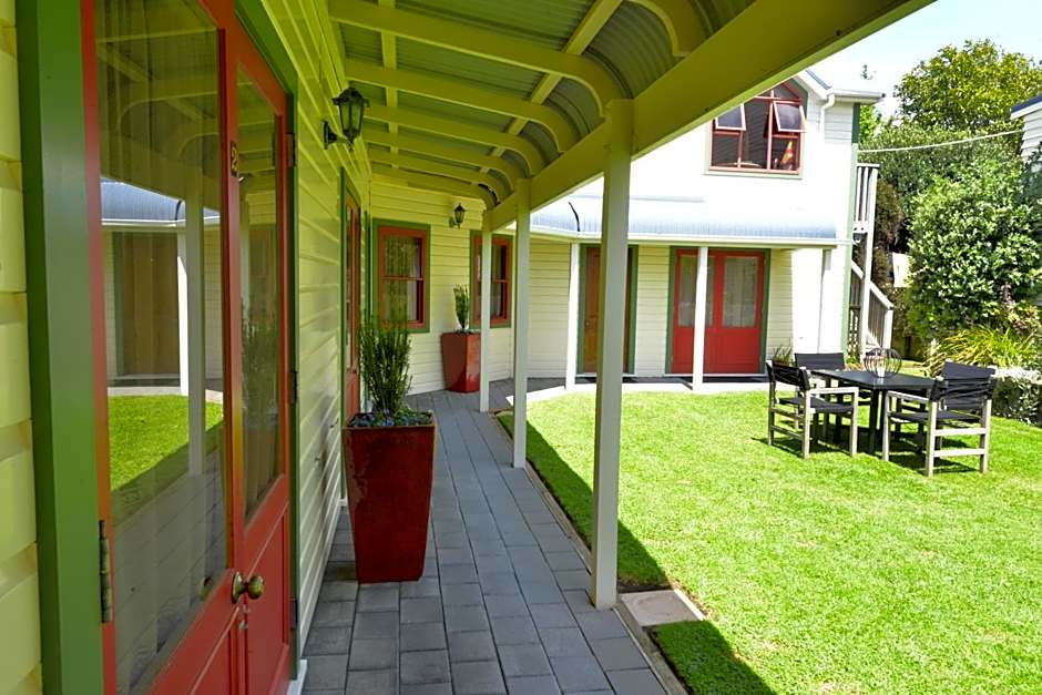 Ducks & Drakes Boutique Motel & Backpackers