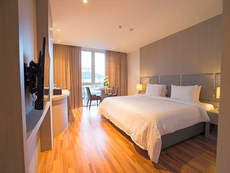 New Season Square Hotel