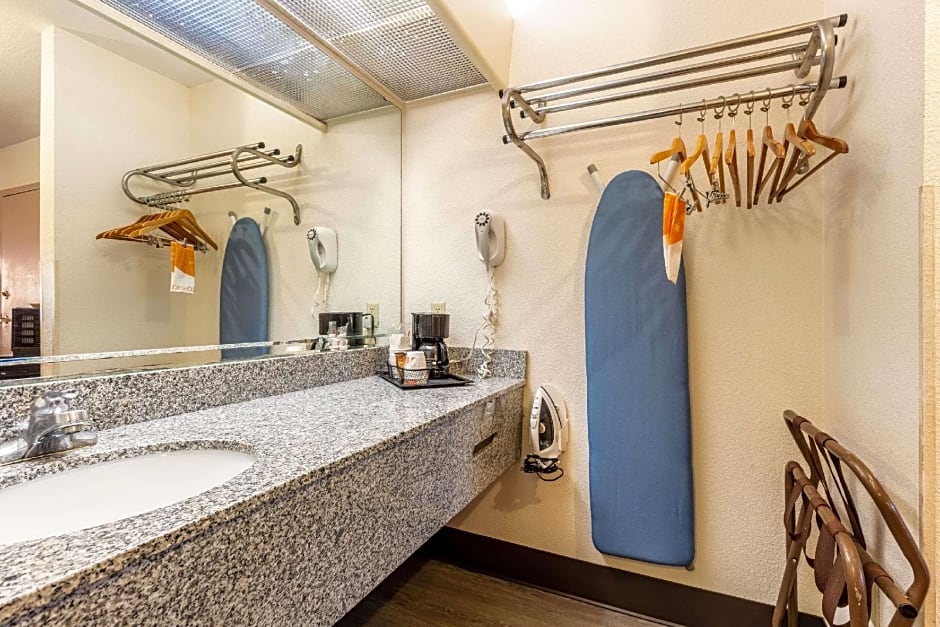 Econo Lodge Inn & Suites Memphis East