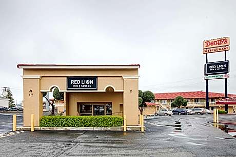 Junior Queen Suite with Two Queen Beds - Smoking