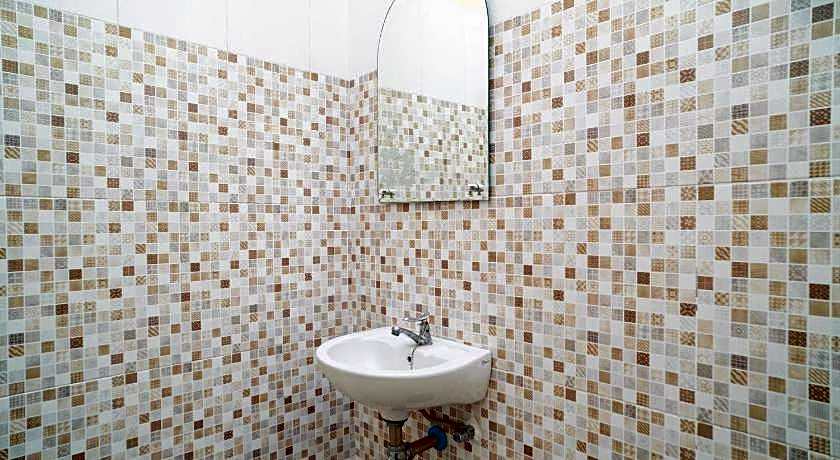 RedDoorz Plus Syariah near Pasar Turi