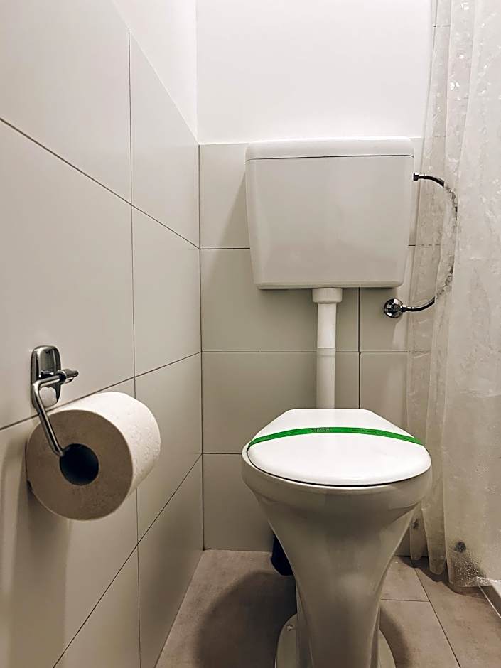 Neuwertiges Apartment mit schnellem WLAN, Glasfaser, Kostenlose Privatparkplatz auch für Transporter geeignet R11