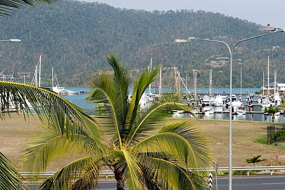 Airlie Seaview Apartments