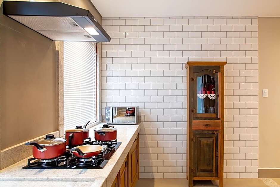 ESPAÇO 250 - Apto mobiliado, 3 quartos, sendo uma suíte, banheiro social, cozinha completa, sala de estar, ar condicionado, tv e internet