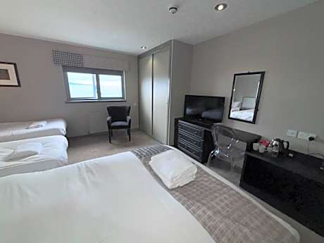 Family Room (2 Adults + 1 Child)