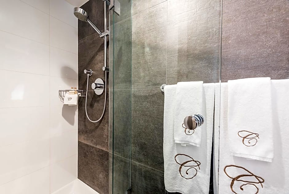 Carmana Hotel & Suites
