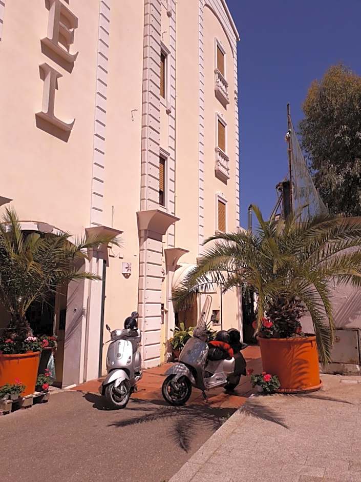 Hotel Villarosa con Vespa Rent