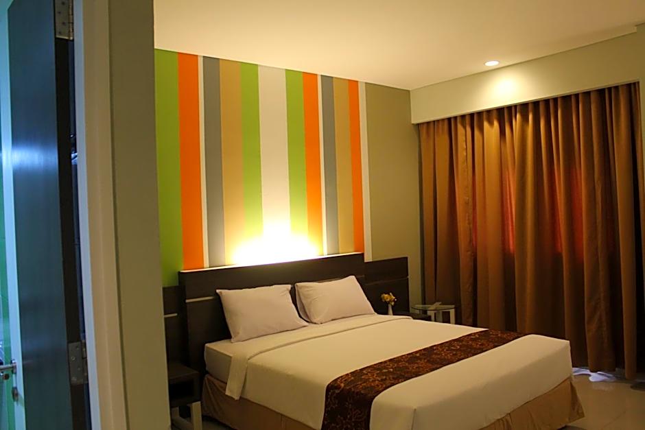 Pose In Hotel Solo