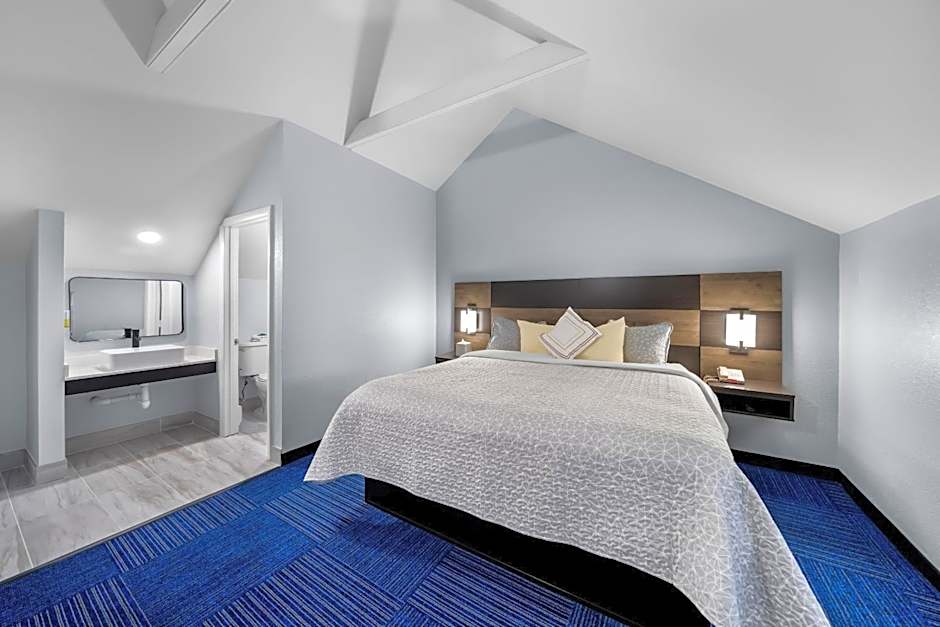 Admiralty Inn & Suites - a Red Collection Hotel