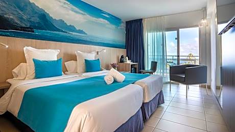 Deluxe Double Room with Side Sea View