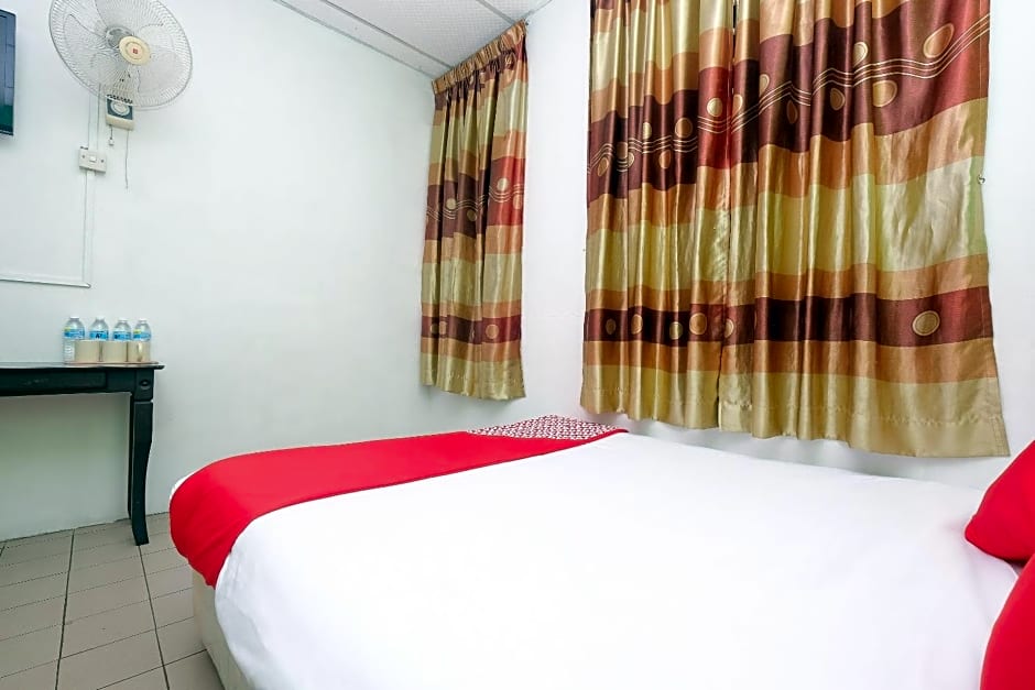 OYO 850 Gold Star Hotel