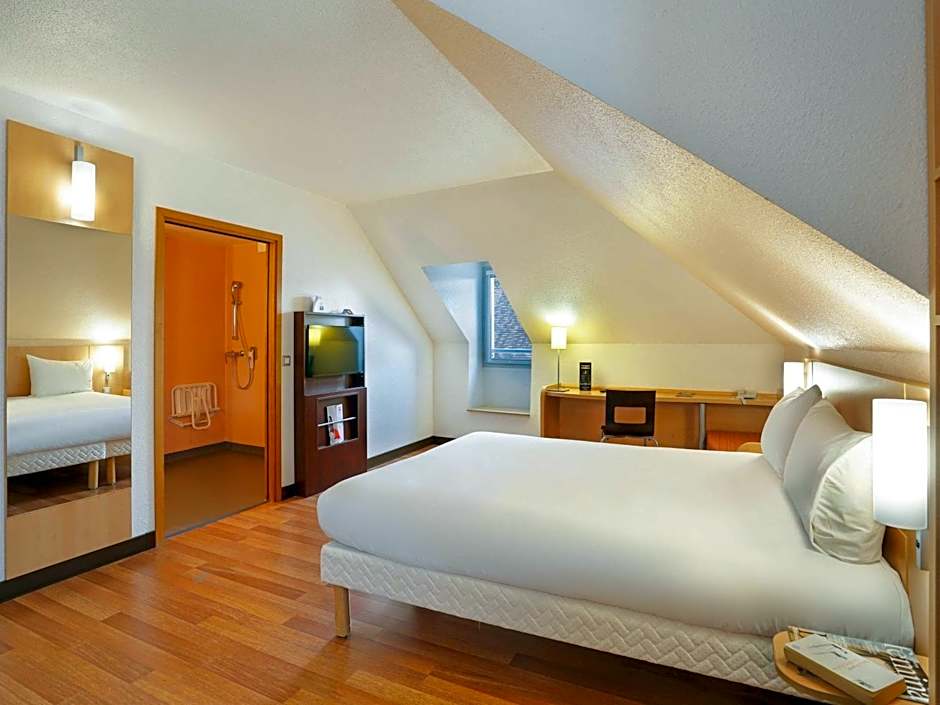 Photo 1 of 3 of Standard 1 Double Bed and 1 Twin Bed