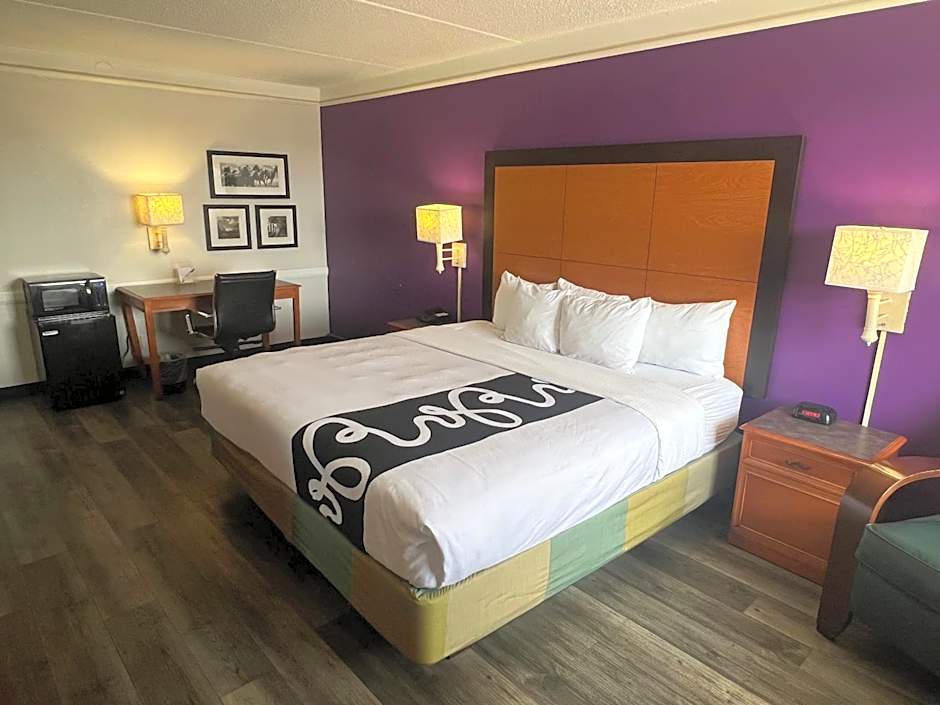 La Quinta Inn & Suites by Wyndham Mid-City