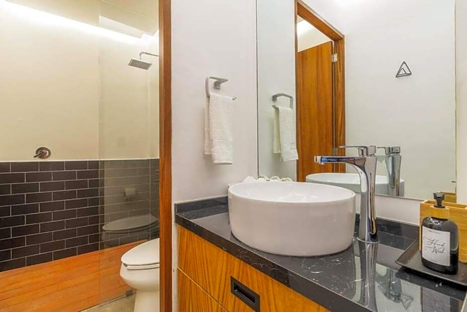 L104 New Studio apt 2Bdrm 1bath fits 6 AC Rooftop L104 New Studio apt 2Bdrm 1bath fits 6 AC Rooftop