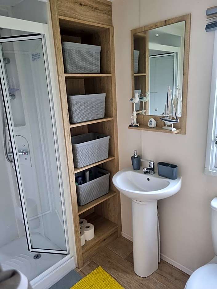 Luxury caravan and Tattershall lakes with private hot tub and WiFi