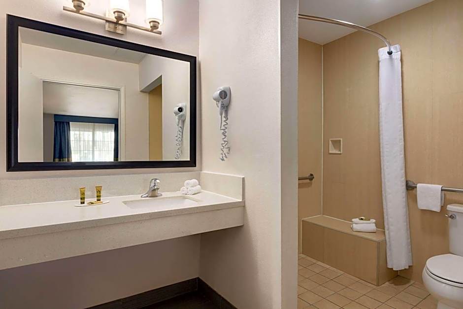 Days Inn & Suites by Wyndham Anaheim At Disneyland Park