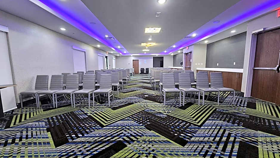 Holiday Inn Express & Suites Kansas City - Oak Grove I-70 by IHG