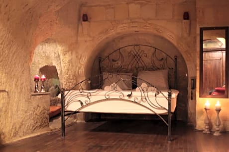 Deluxe Cave Room