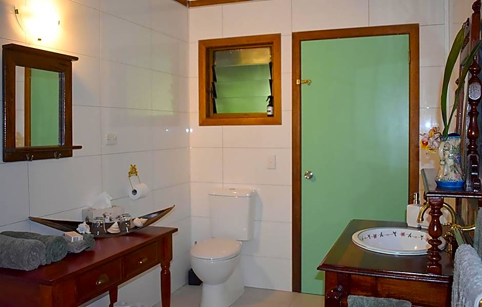 Oskar's Rain Forest Retreat