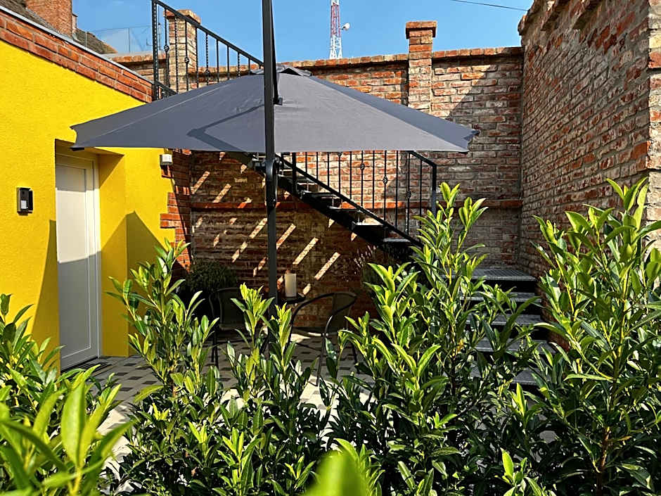 La Luna Petite Suite Deluxe Apartment with Pool & Jacuzzi, Bikes and Covered Parking