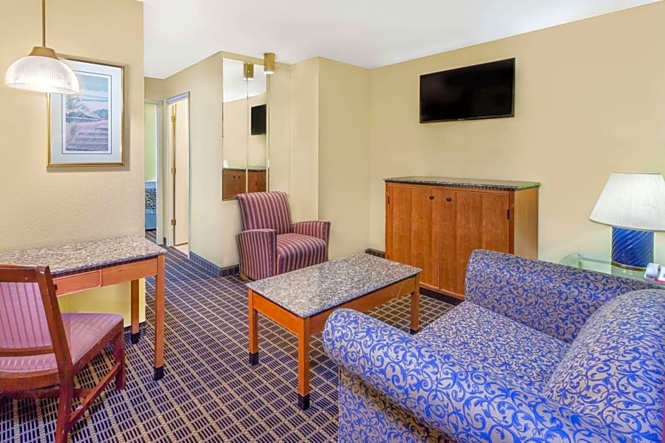 Days Inn & Suites by Wyndham Kalamazoo – Kalamazoo, MI