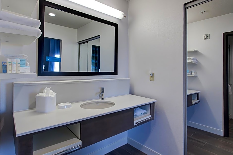 Hampton Inn & Suites-Wichita/Airport, KS