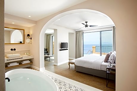 Deluxe Suite with Private Pool and Sea View