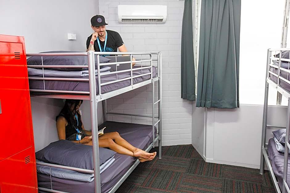 Mad Monkey Backpackers Waterfront