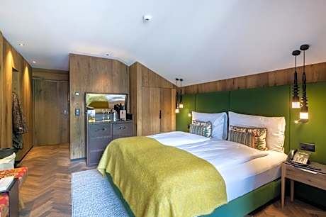 Deluxe Room with Balcony and Matterhorn View