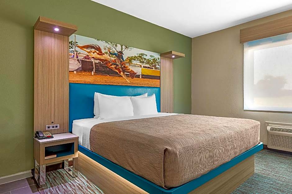 Photo 1 of 7 of 1 King Bed Suite