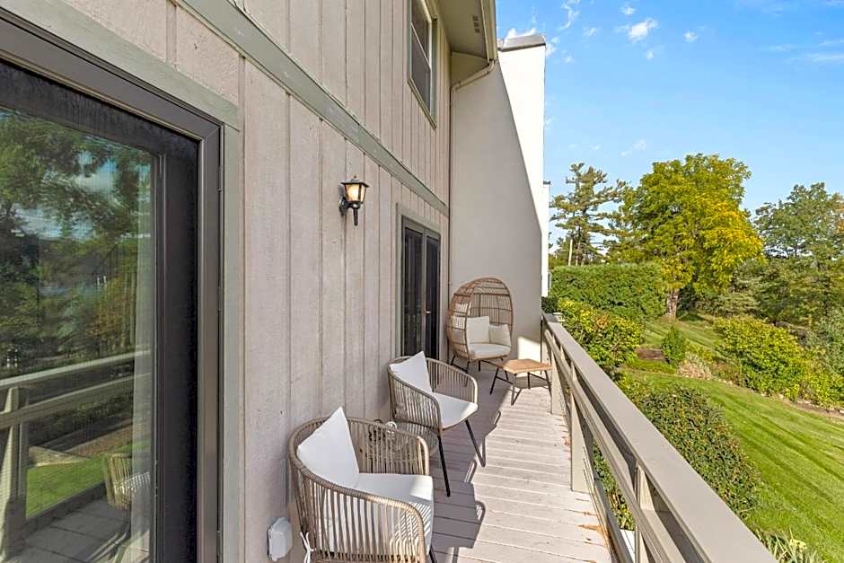 Canandaigua Lake Retreat with view and private beach access, foliage, hike, and Ski