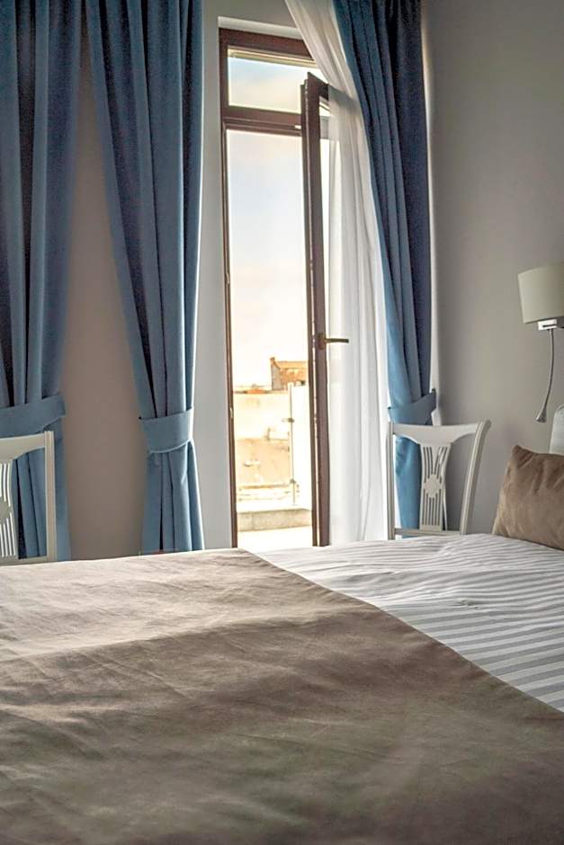 New Era Hotel Old Town - Covered paid parking within 10 minutes walk